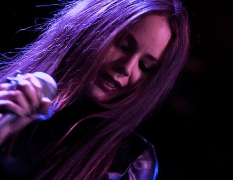 La cantante es la vocalista de la agrupación "Ella y el Muerto".