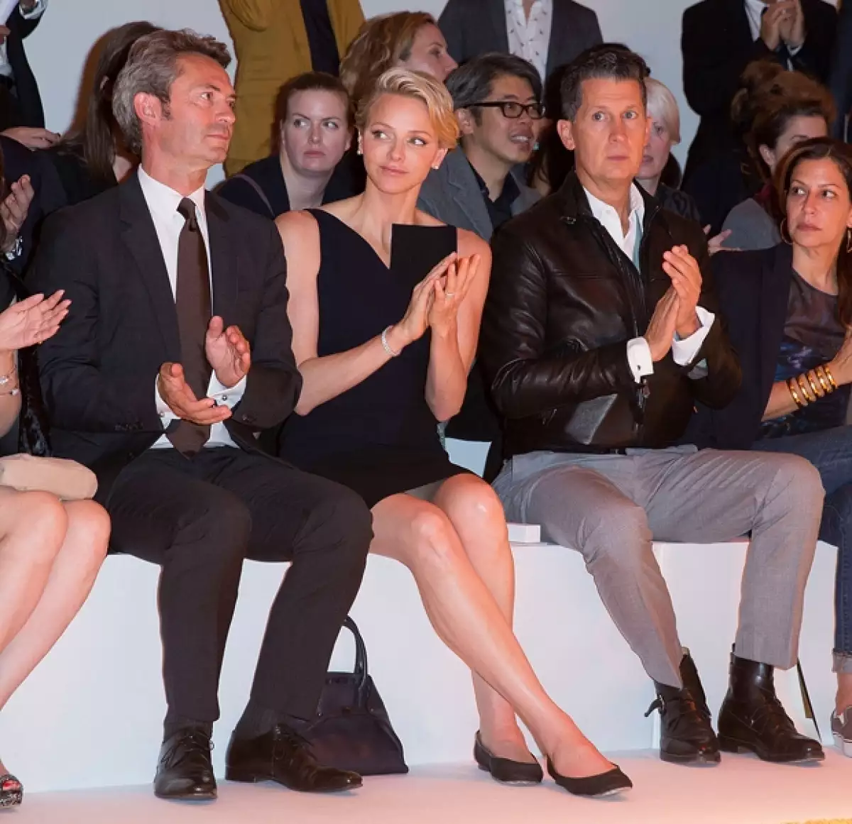 La princesa lució bella, sofisticada y muy sonriente en el desfile de la firma Akris durante la Semana de la Moda de la Ciudad Luz.