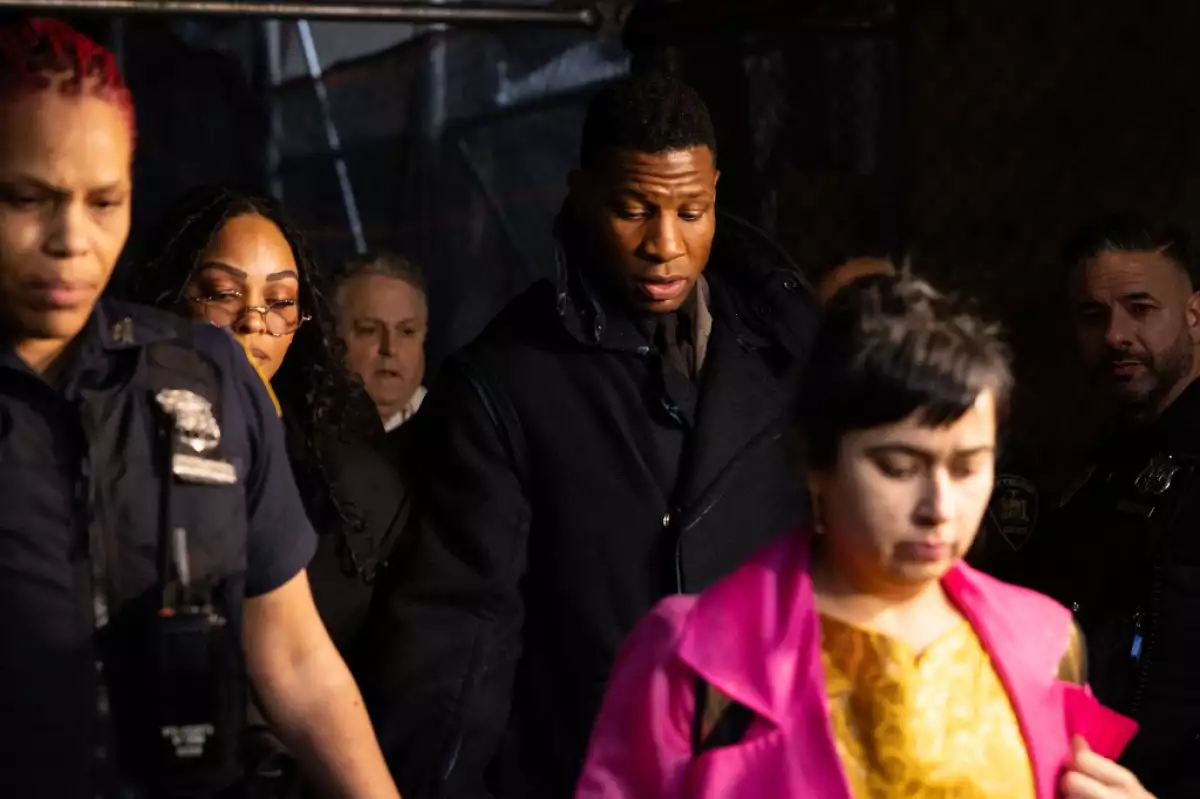 Jonathan Majors al salir de la corte.