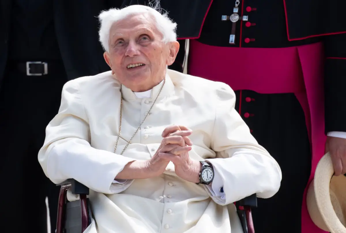 Pope Benedict travels back to the Vatican