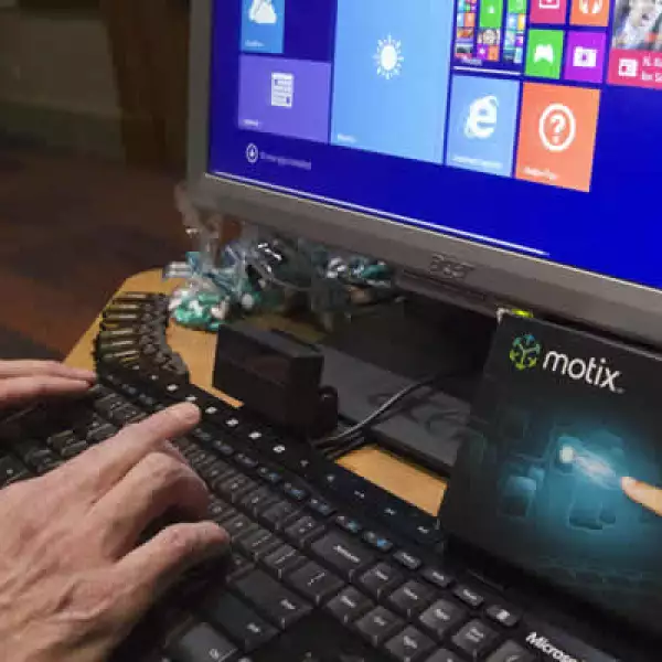 Motix es un monitor que permite usar tus dedos como un mouse y otras funciones sin tocar el teclado.