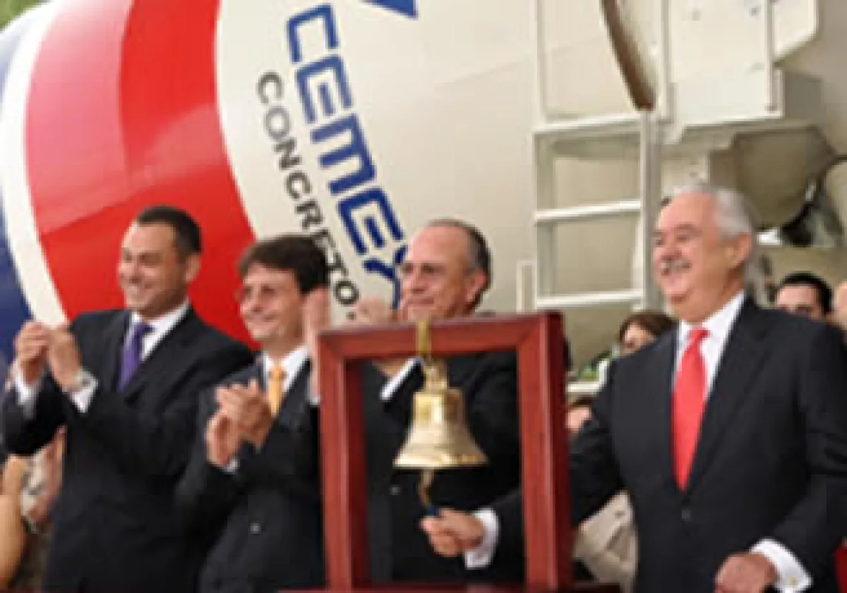 Lorenzo Zambrano (izq) celebró los 10 años de Cemex en la Bolsa de Nueva York. (Foto: Cortesía NYSE)