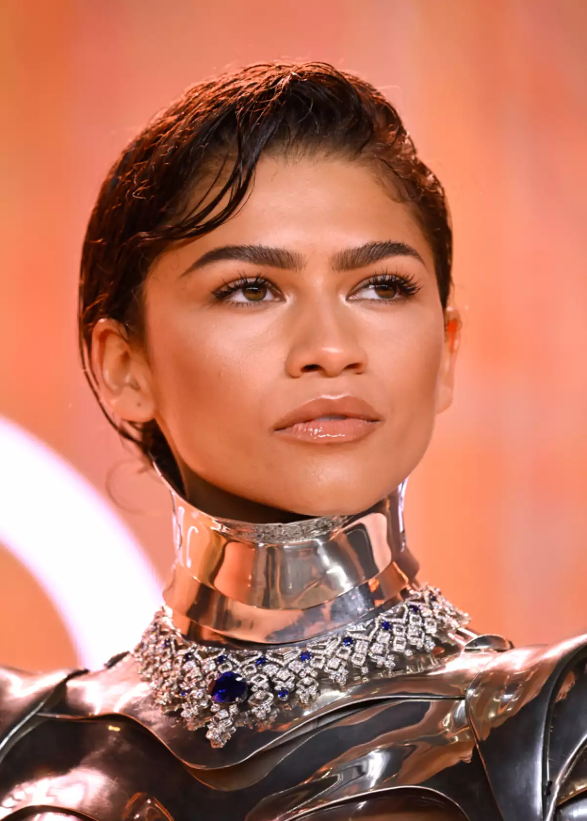 Zendaya complementa su look de robot con una gargantilla Bulgari.