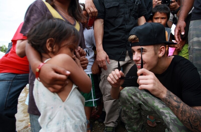 Platicando con una pequeña en la escuela San José.
