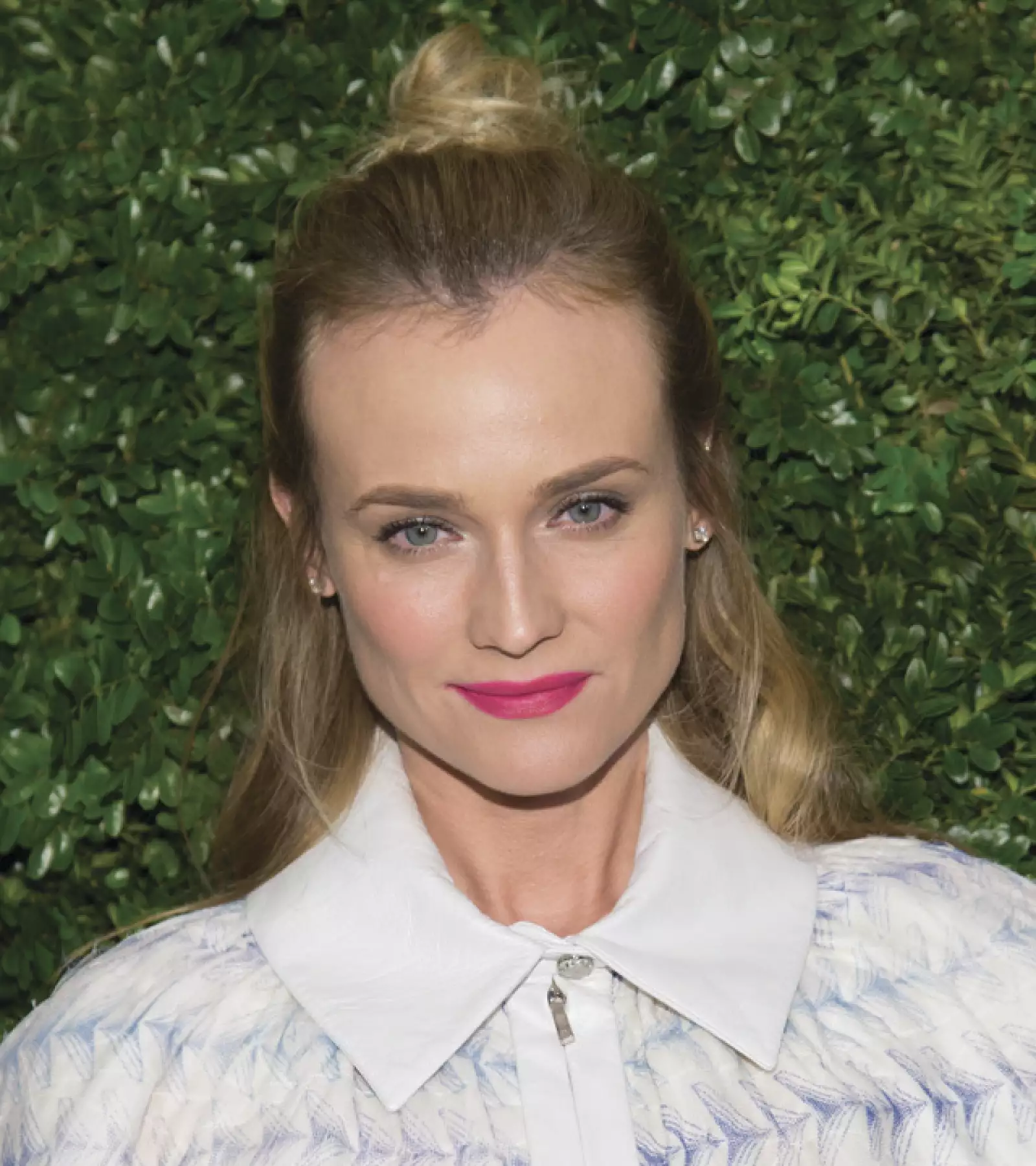 Diane Kruger siempre sabe hacerlo bien, y para el Annual Museum of Modern Art Film el pasado noviembre, impacto con un half bun alto, labios rosa flash y ojos con sombras metálicas.