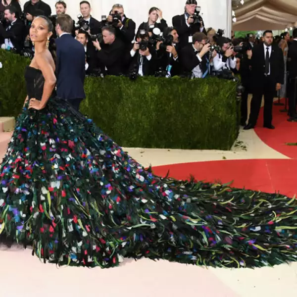 Zoe Saldana en Dolce & Gabbana.