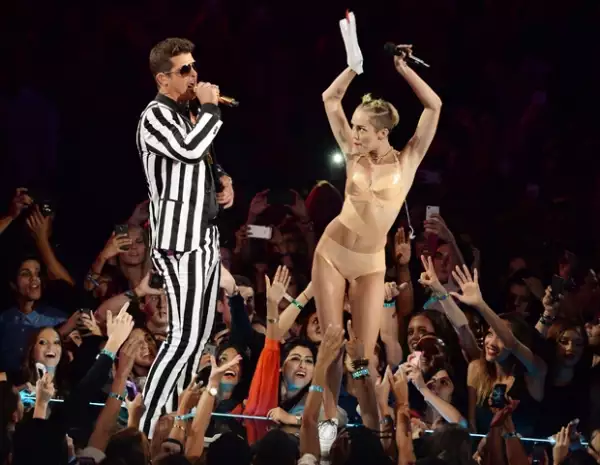 Miley Cyrus y Robin Thicke durante su show en los VMA