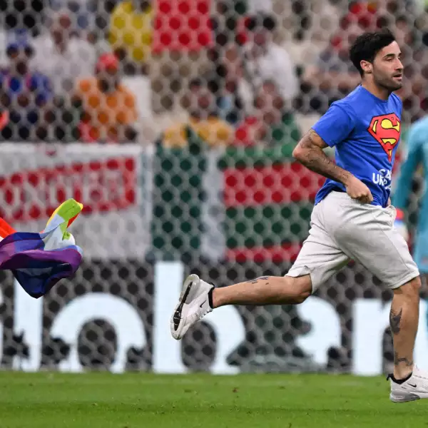 aficionado-bandera-lgbt-qatar