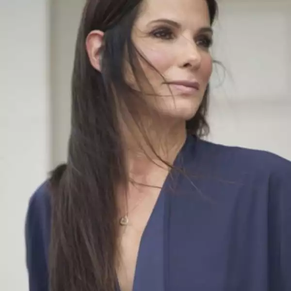 Sandra Bullock, como muchas otras famosas, cuida su piel sólo con productos que respetan al medio ambiente. Su marca favorita es Decléor.
