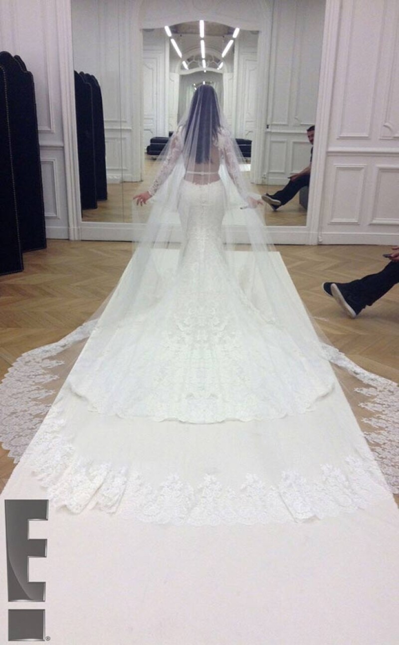 Este espectacular Givenchy fue la elección de Kim para esta fecha tan especial.