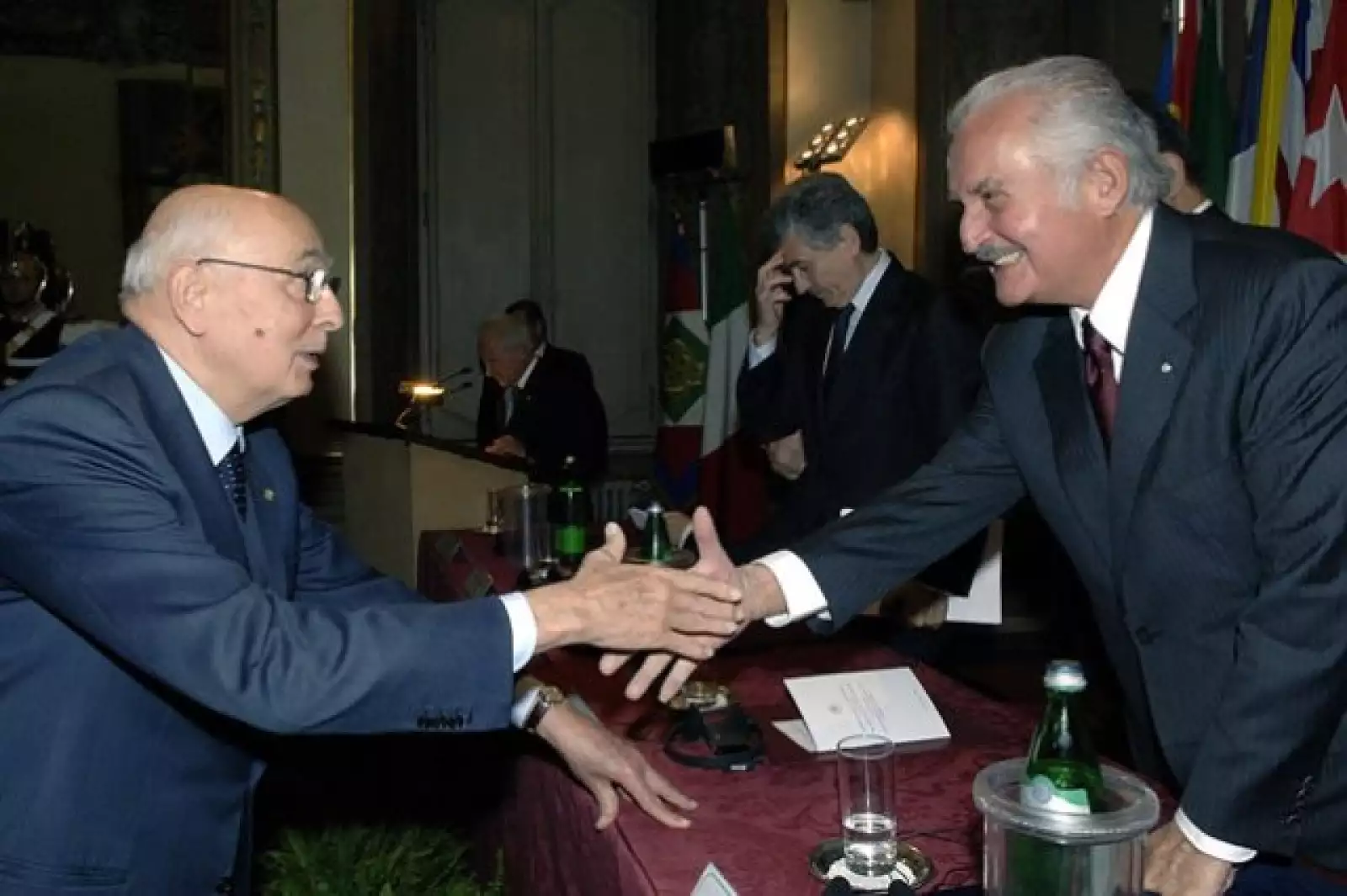 El presidente Giorgio Napolitano, a la izquierda, felicita a Carlos Fuentes durante las celebraciones del 40 aniversario del Instituto Latinoamericano en Roma, en diciembre de 2006.