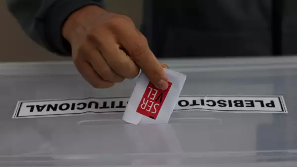 Un ciudadano vota durante un referéndum sobre una nueva constitución chilena en Santiago, Chile, el 17 de diciembre de 2023.
