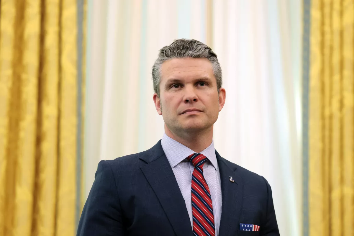 El secretario de Defensa de Estados Unidos, Peter Hegseth, escucha mientras el presidente estadounidense, Donald Trump, pronuncia un discurso en el Despacho Oval de la Casa Blanca el 21 de marzo de 2025 en Washington, DC. 