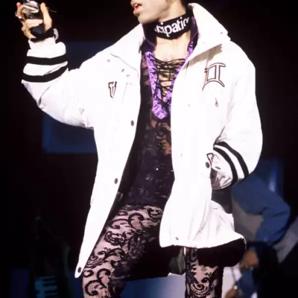 La mezcla de prendas siguiendo una gama de colores. Lo principal: su pantalón con estampado de encaje.