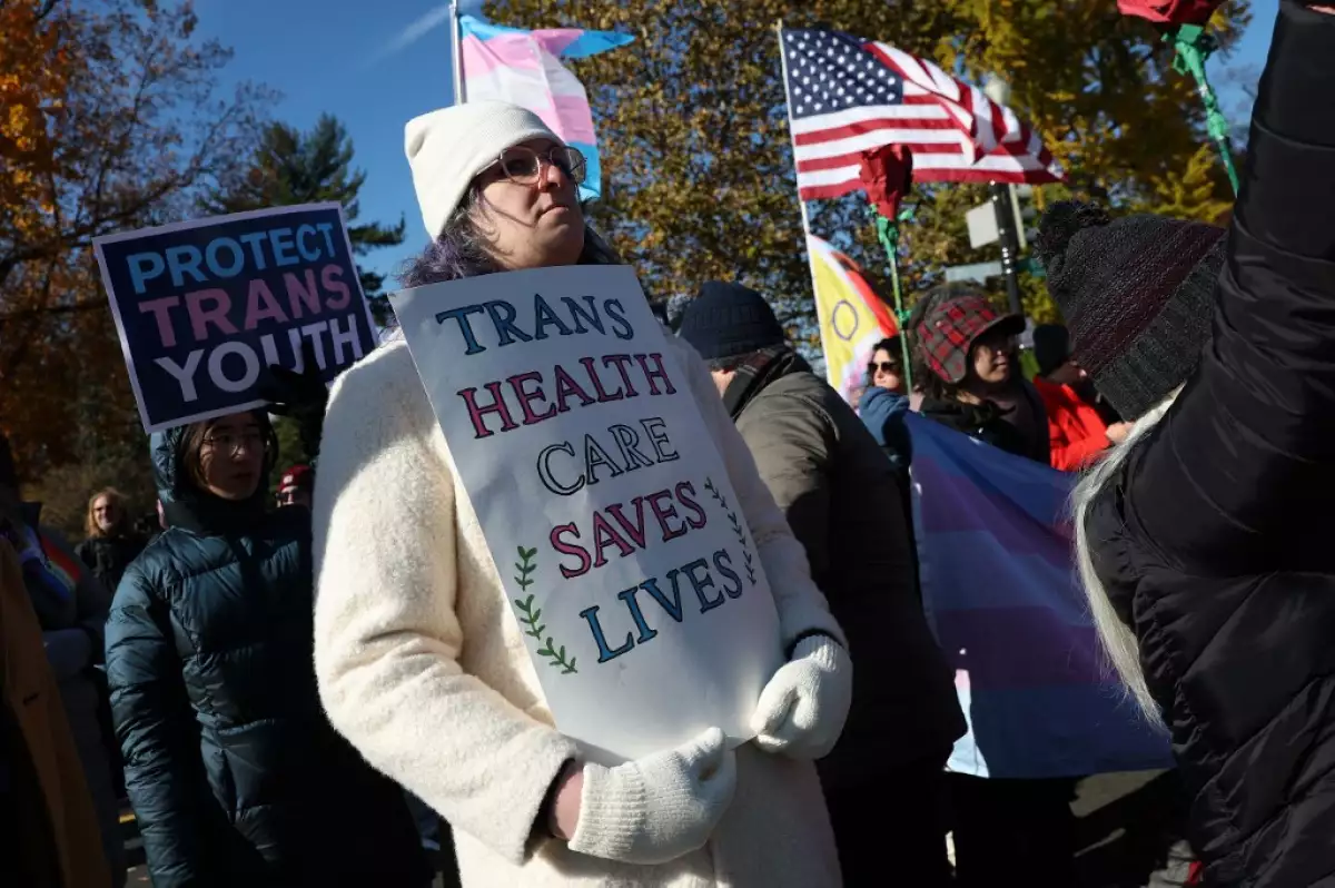 Los partidarios de los derechos transgénero se manifiestan fuera de los EE. UU. Corte Suprema mientras el tribunal superior escucha argumentos en un caso sobre derechos de salud transgénero el 4 de diciembre de 2024 en Washington, DC. La Corte Suprema está escuchando argumentos en EE. UU. v. Skrmetti, un caso sobre la ley de Tennessee que prohíbe la atención de afirmación de género para menores y si viola la garantía de protección igualitaria de la Constitución.