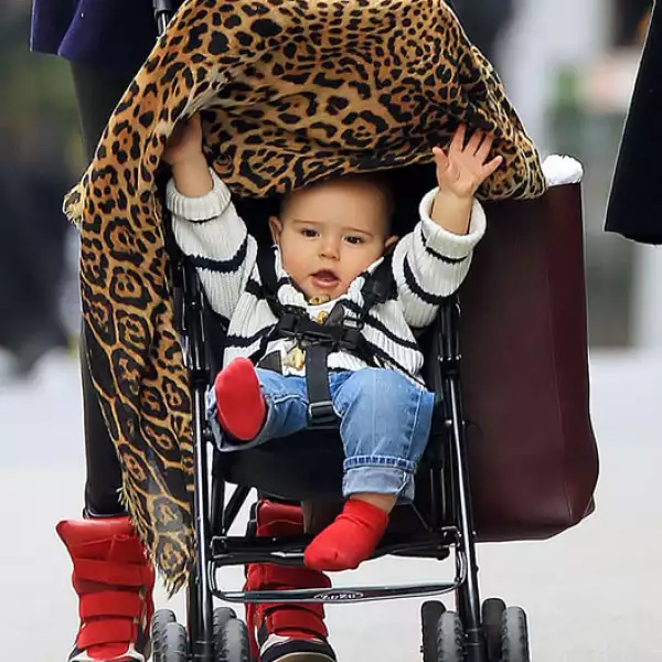 De paseo y con su cobija de animal print.