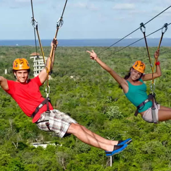 Con un recorrido total de 3.8 km, podrás desafiar tus miedos a una altura de 40m en alguna de las 13 tirolesas del parque.