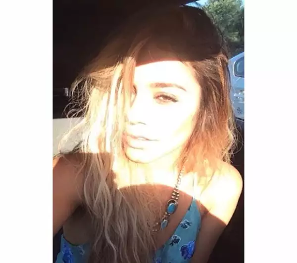 La ahora rubia tiene una actitud súper sensual en sus fotos.