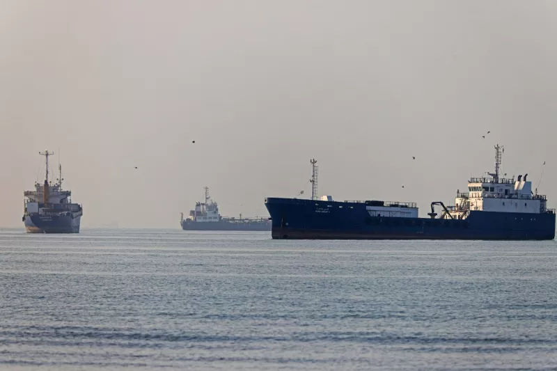 En esta foto obtenida de la agencia de noticias IRAN de Irán el 1 de junio de 2026, los buques navegan en la playa de Suru en Bandar Abbas a lo largo del Estrecho de Ormuz. Estados Unidos e Irán intercambiaron ataques a medida que las negociaciones entre las dos partes se estancaron y Teherán insistió nuevamente en que cualquier acuerdo de paz también debe cubrir la creciente ofensiva de Israel en el Líbano.