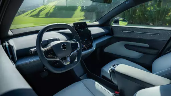 Foto de interiores (volante y asiento de piloto) del EX30, el modelo eléctrico de Volvo.
