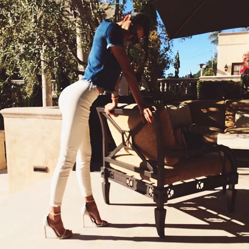 La modelo utilizó sus redes sociales para mostrar porque las mujeres del clan Kardashian-Jenner tienen unos atributos de envidia.