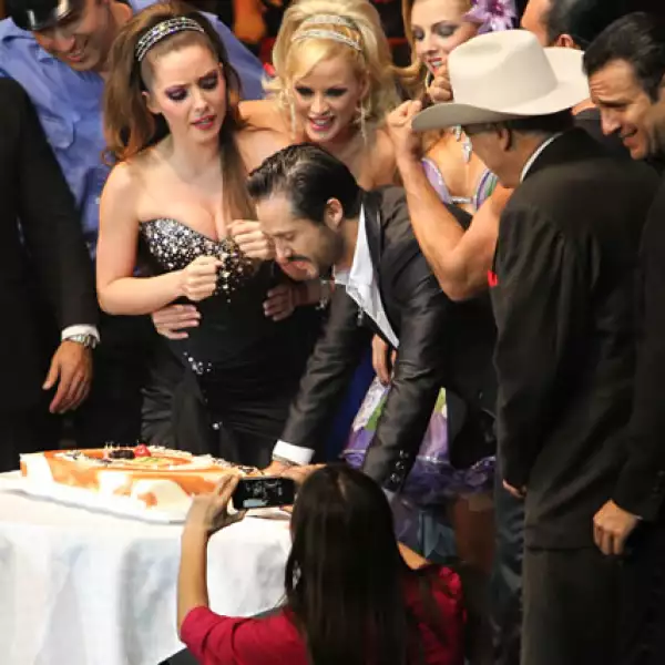 Estuvo acompañado por parte del elenco. Arturo Carmona, Roxana Martínez y Eric del Castillo, claro y de la guapa Ariadne Díaz.