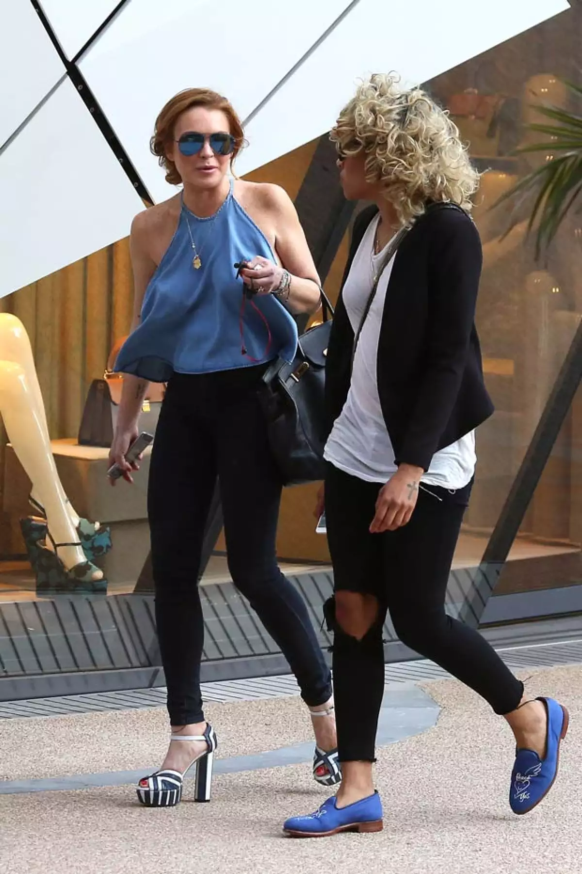 Lindsay optó por un look sin bra, pero al caminar una de sus bubis se iba de lado e incluso se veía un poco desproporcionada de la otra.