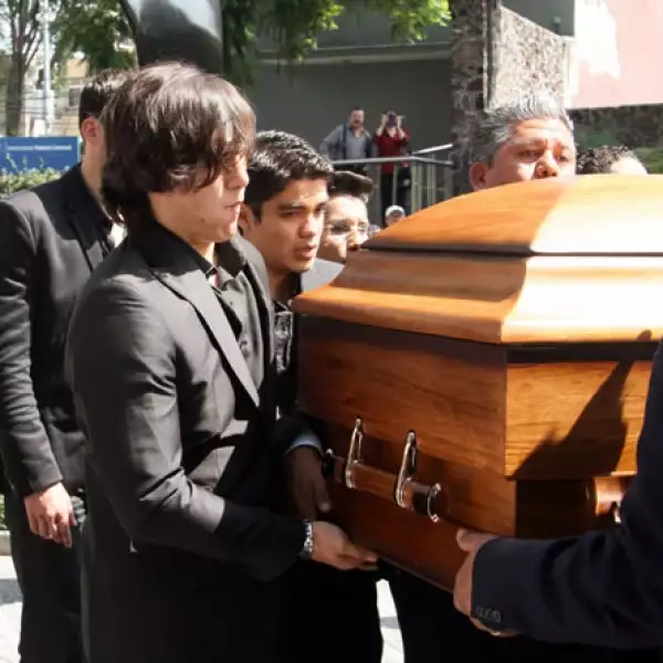 Julián Figueroa, hijo de Joan Sebastian y Maribel Guardia, fue uno de los encargados en cargar el féretro afuera del Centro Cultural Roberto Cantoral.