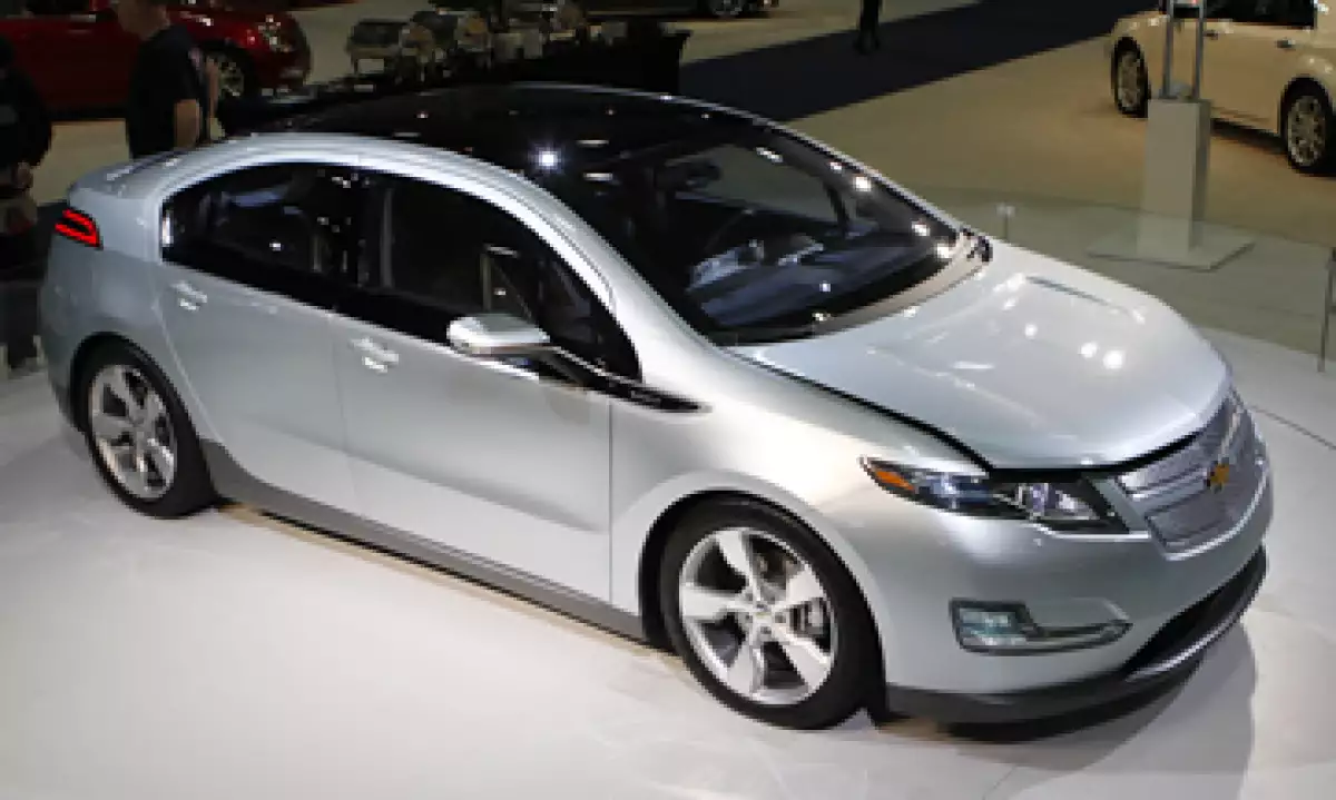 El Volt tiene una batería que pesa 181 kilos (400 libras) y le da al auto una autonomía de 56 kilómetros. (Foto: AP)