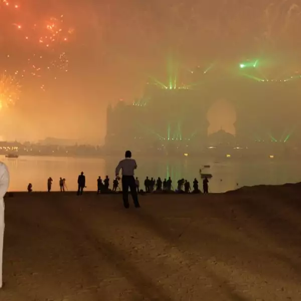 La inauguración del hotel en la isla artificial en forma de palmera del emirato contó con un espectáculo de fuegos artificiales, anunciado como "siete veces mayor que el de la ceremonia de apertura de los Juegos Olímpicos" de Pekín.