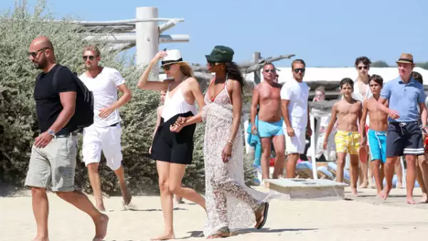 Naomi Campbell ha pasado unos días en Saint Tropez, Francia, paseando en un lujoso yate con varios amigos.