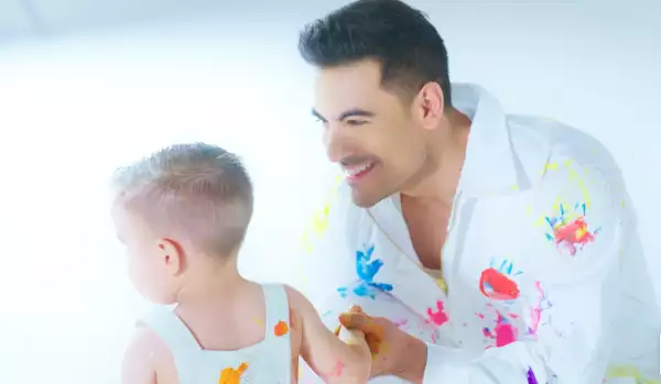 Carlos Rivera presenta a su hijo León por primera vez en un emotivo video