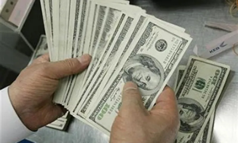 Banxico fijó el tipo de cambio fix en 14.3047 pesos para este 1 de junio. (Archivo)