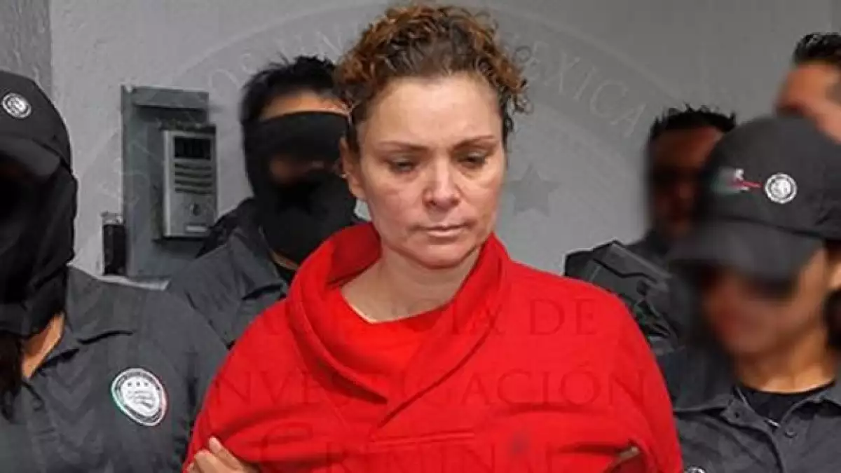 Momentos en los que María de los Ángeles Pineda Villa es trasladada a un penal federal de Nayarit