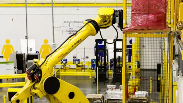 En el centro también trabaja Robo Stow, uno de los brazos robóticos más grandes del mundo y capaz de cargar y ordenar cientos de kilos en producto