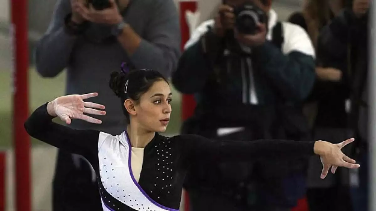 La gimnasta Elsa García realiza su rutina de piso