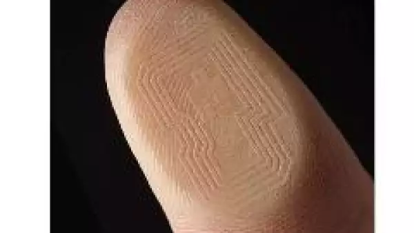 Existen tecnolog�as basadas en sensores que permiten identificar y rastrear los productos.