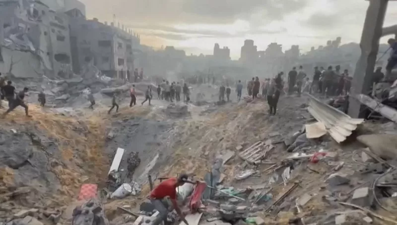 Esta imagen tomada de las imágenes de vídeo de AFPTV muestra a los palestinos buscando sobrevivientes en un cráter después de una stike en un campamento de refugiados en Jabalia, en el norte de la Franja de Gaza, el 31 de octubre de 2023, en medio de un implacable bombardeo israelí del territorio palestino. 