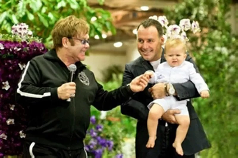 La pareja desea adoptar un bebé para que su hijo Zachary, de año y medio, no crezca solo.