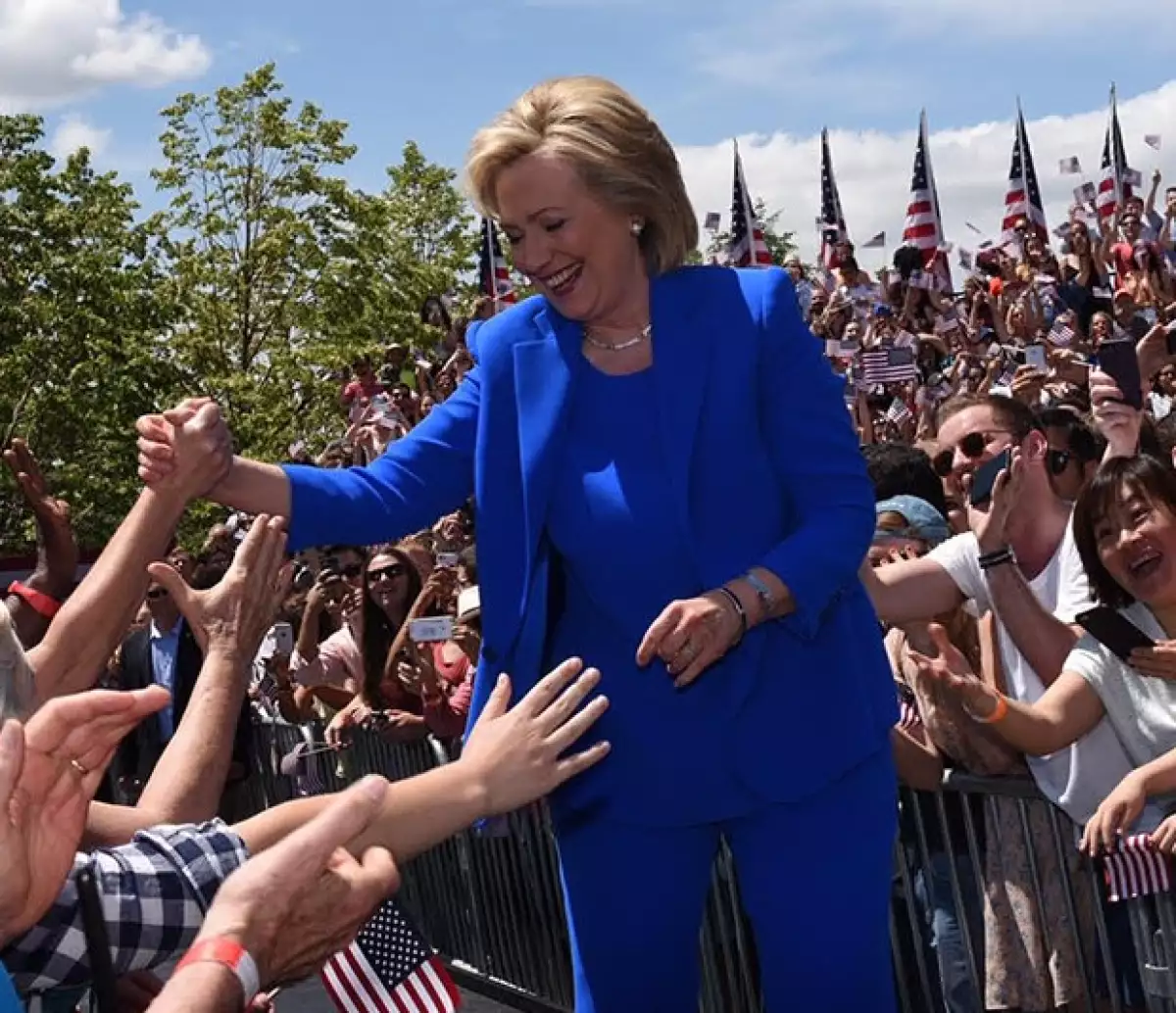 Hillary Clinton no se pudo resistir al encanto de Instagram pero, ¿por qué deberías seguir a esta power woman? Te damos 6 poderosos argumentos.