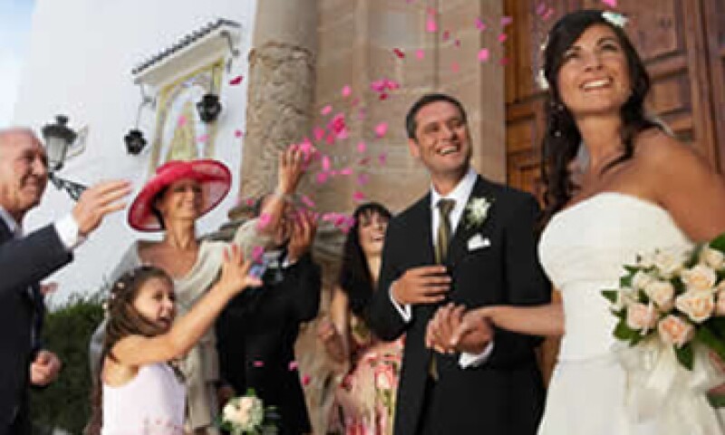 La pareja puede pedir a los invitados que en lugar de regalos le den el dinero de lo que gastarían en ellos para ayudar financiar la boda. (Foto: Archivo)