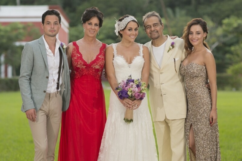 Gonzalo Vega, Leonora Sistos, Zuria Vega, Gonzalo Vega y Marimar Vega, la familia de la novia.