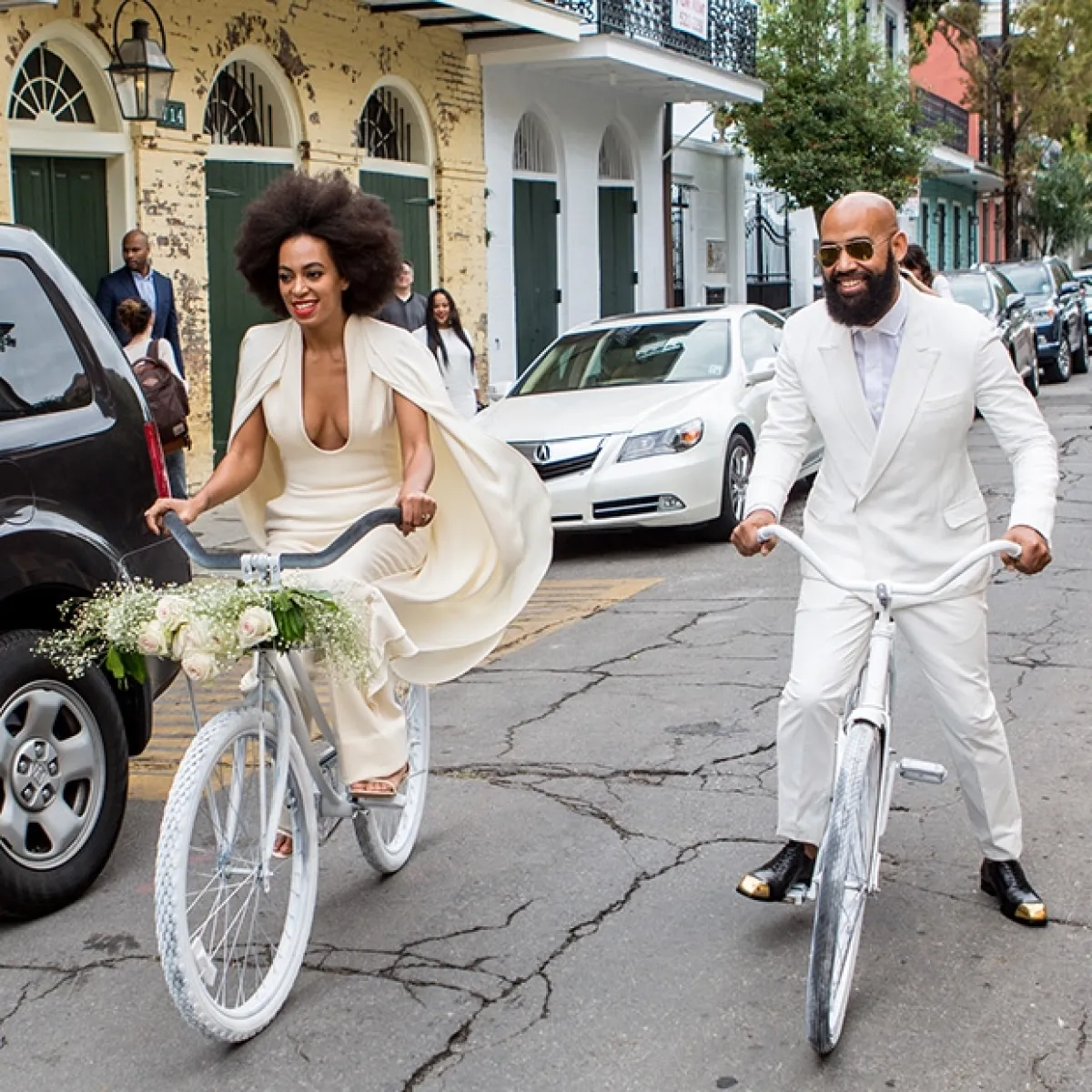 Los novios llegaron en bicicleta al lugar.
