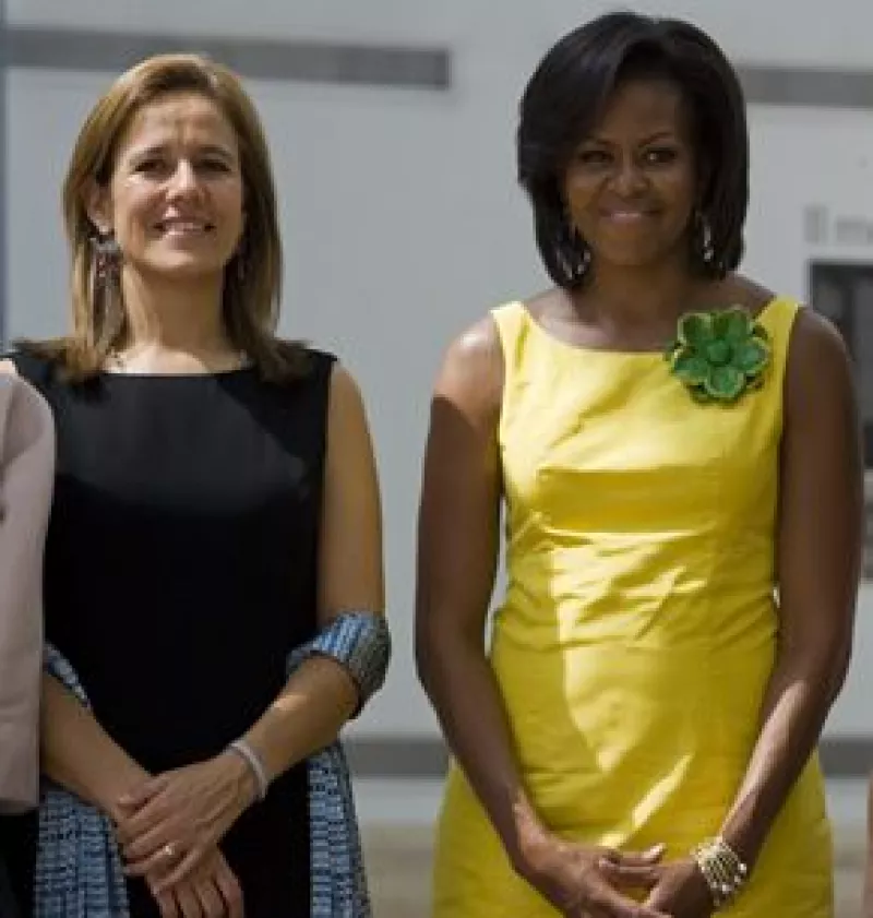 La esposa de Felipe Calderón se encuentra en Italia con motivo del G-8, ahí aprovechó para darle a la primera dama de Estados Unidos una copia del documental ‘Los que se quedan’ de Juan Carlos Rulfo.