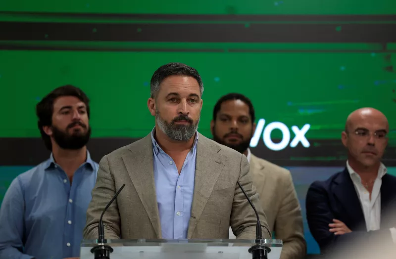El líder del partido español de extrema derecha Vox, Santiago Abascal, da un discurso. 