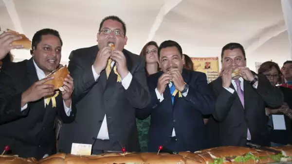 En el acto el delegado Manuel Ballesteros (segundo de izquierda a derecha) señaló, junto con legisladores locales y federales, que con este evento se busca impulsar a las 1,446 torterías registradas en el país.