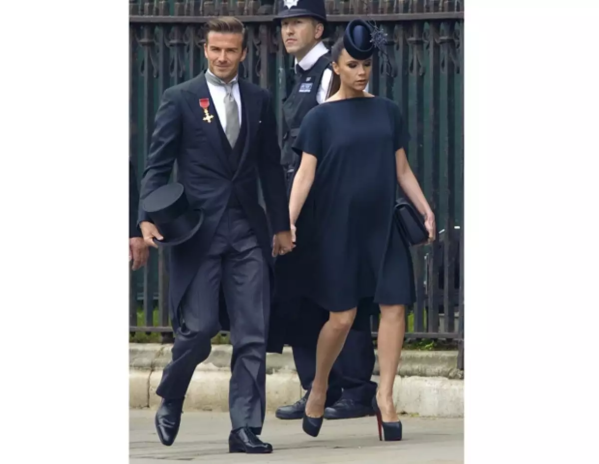 Los outfits de David y Victoria en la Boda Real británica fueron muy elogiados por los medios ingleses.