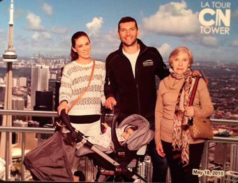 La familia se encuentra disfrutando de los atractivos turísticos de Canadá.