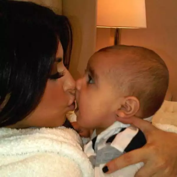 Esto es lo que hace por las mañanas la bella Kim Kardashian, besar al pequeño Mason.