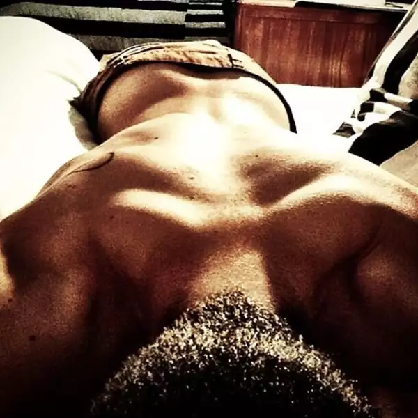 En muchas de las fotos que sube, sale sin camisa.